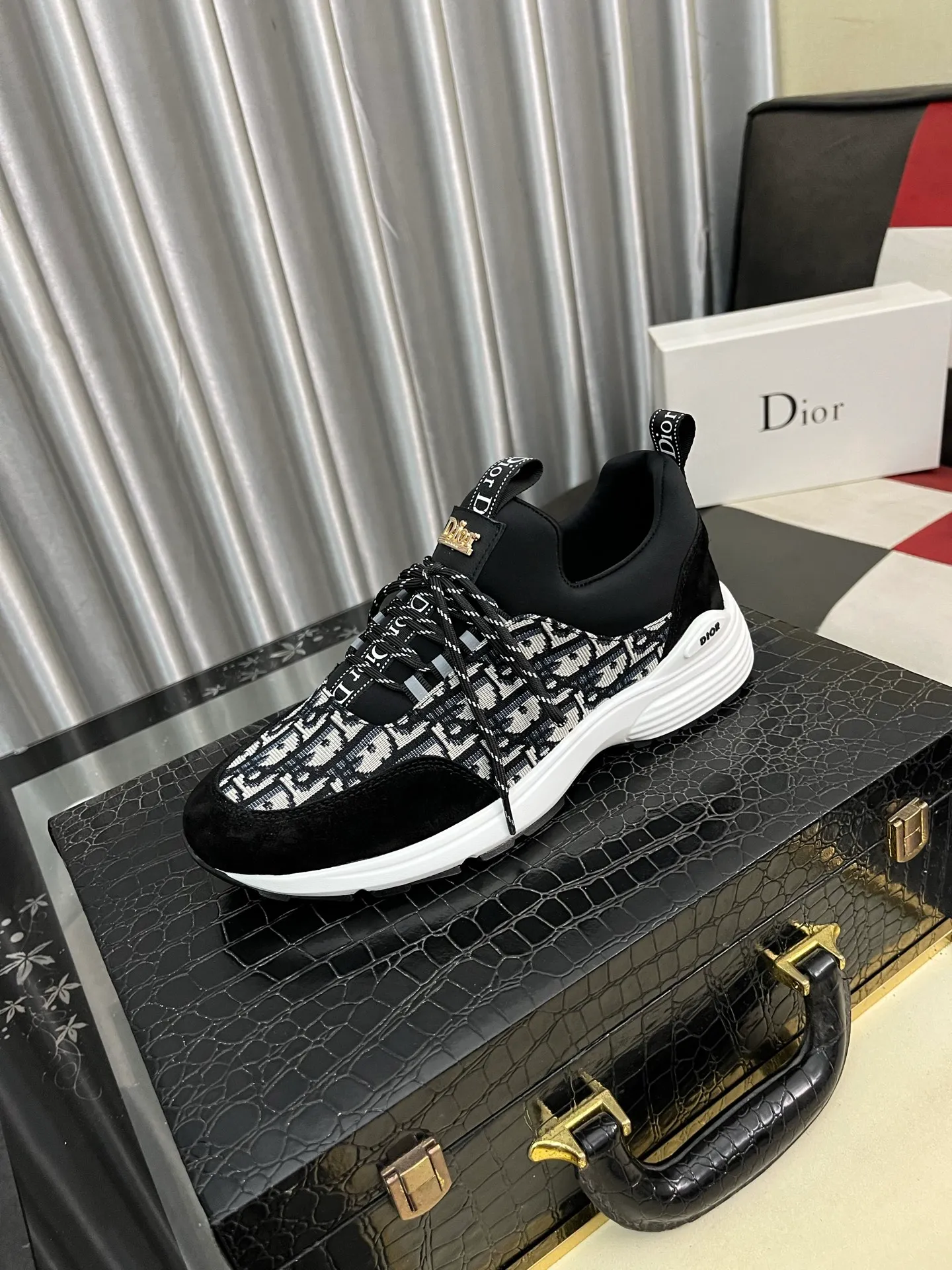 Men's Men's Shoes💰440⌚️⌚️ Dior's casual and sporty style combines the elements of dad's bag-soled shoes. It has successfully broken through the dad shoe style that has been on the streets in recent years and has become a beautiful landscape in luxury goods. The fabric is high mercerized with breathable mesh. The mesh on both sides of the shoe is made of three layers of composite technology. The bottom process uses package molding fabrics: imported high mercerized 🐂 cowhide stitching with original customized D-shaped mesh code number: 38-444️⃣ Colors available